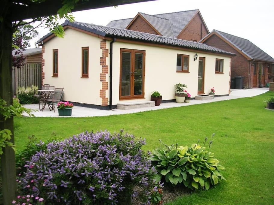 Coastal Garden Lodge Preesall Exteriör bild